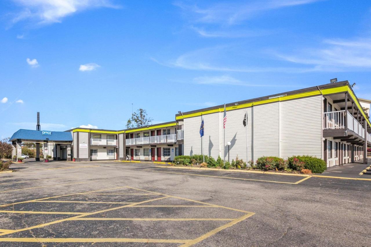 Econo Lodge Inn & Suites Terre Haute Kültér fotó