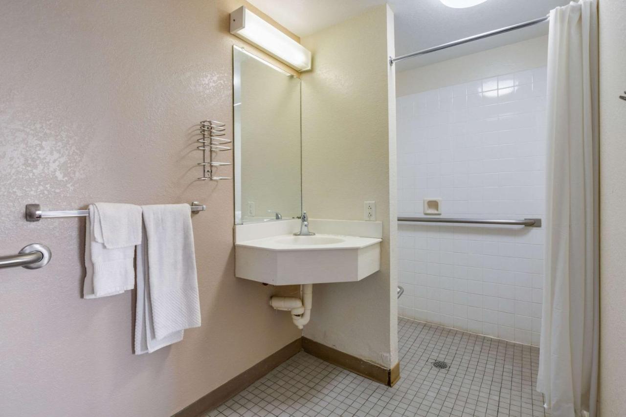 Econo Lodge Inn & Suites Terre Haute Kültér fotó