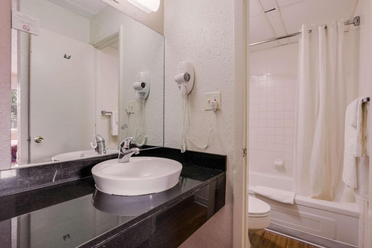 Econo Lodge Inn & Suites Terre Haute Kültér fotó